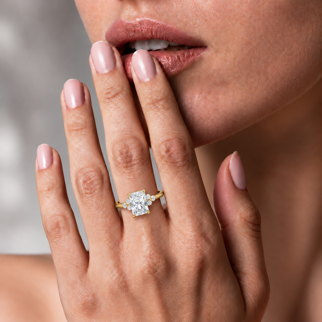 Six round accent diamonds Three Stone Ring in Yellow Gold