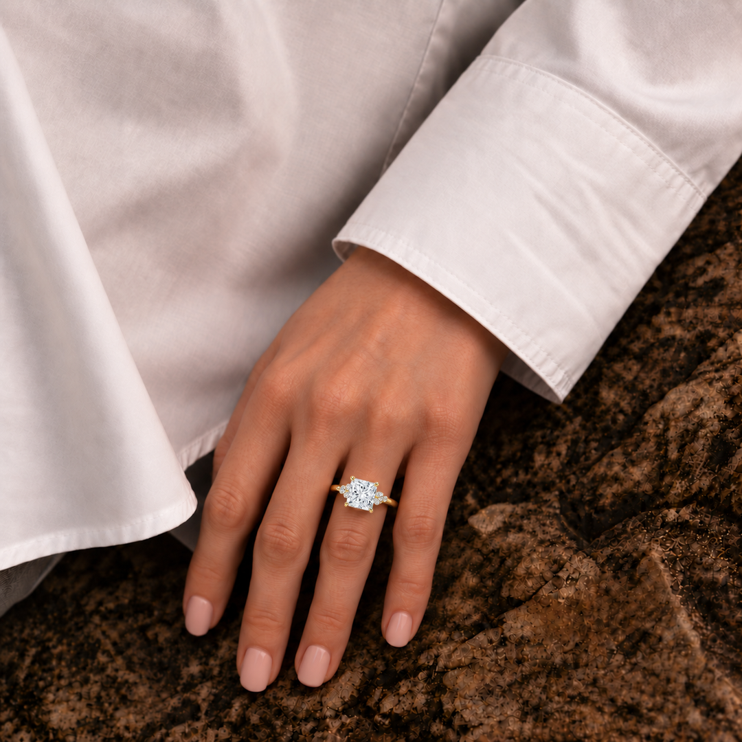 Six round accent diamonds Three Stone Ring in Yellow Gold